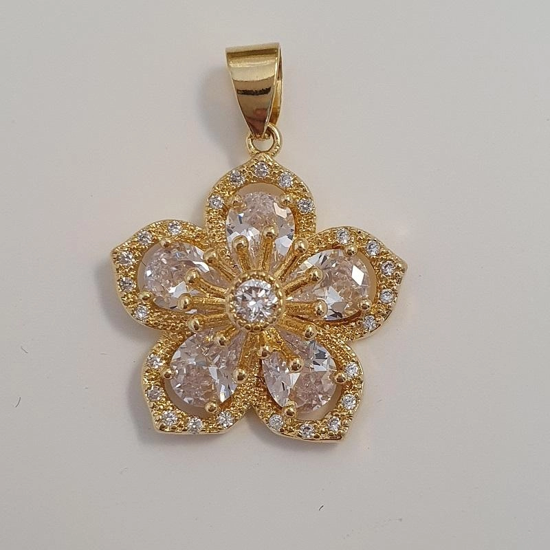 Pingente com flor de zircônia cravejada