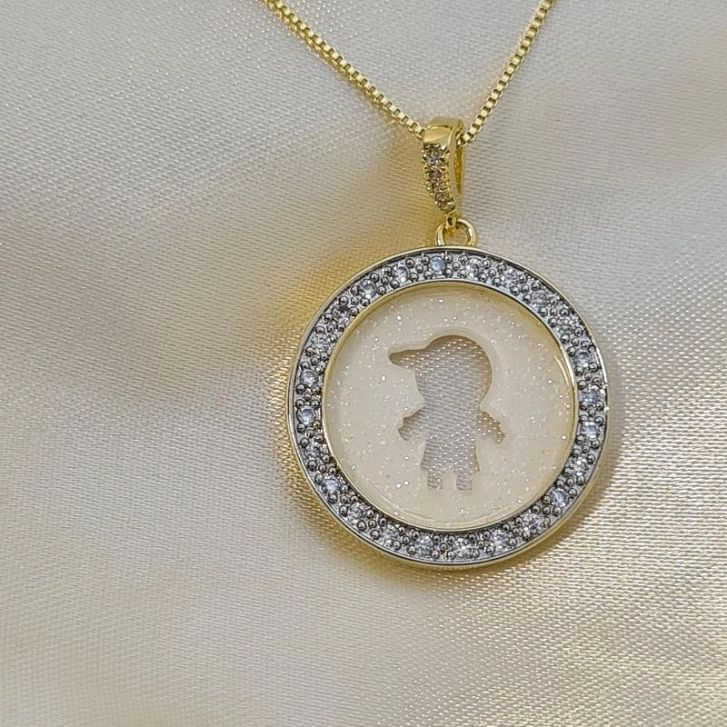 Colar de mandala com menino (filho) cravejado zircônia