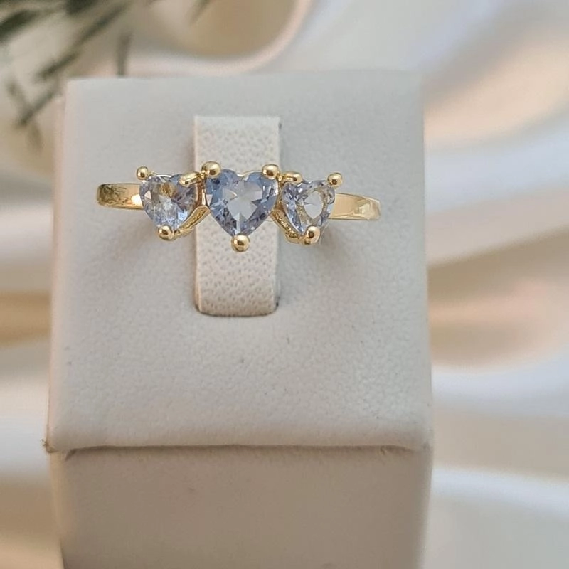 Anel com 3 corações de zircônia azul