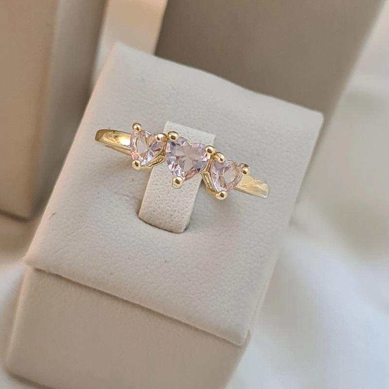 Anel com 3 corações de zircônia rosa