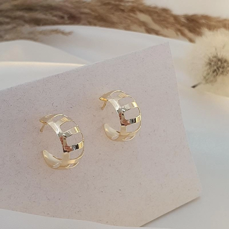 Brinco argola com detalhes vazados