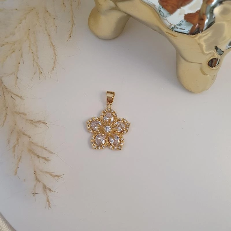 Pingente com flor de zircônia cravejada