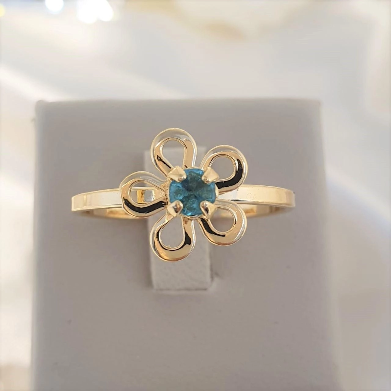 Anel com flor e cristal azul