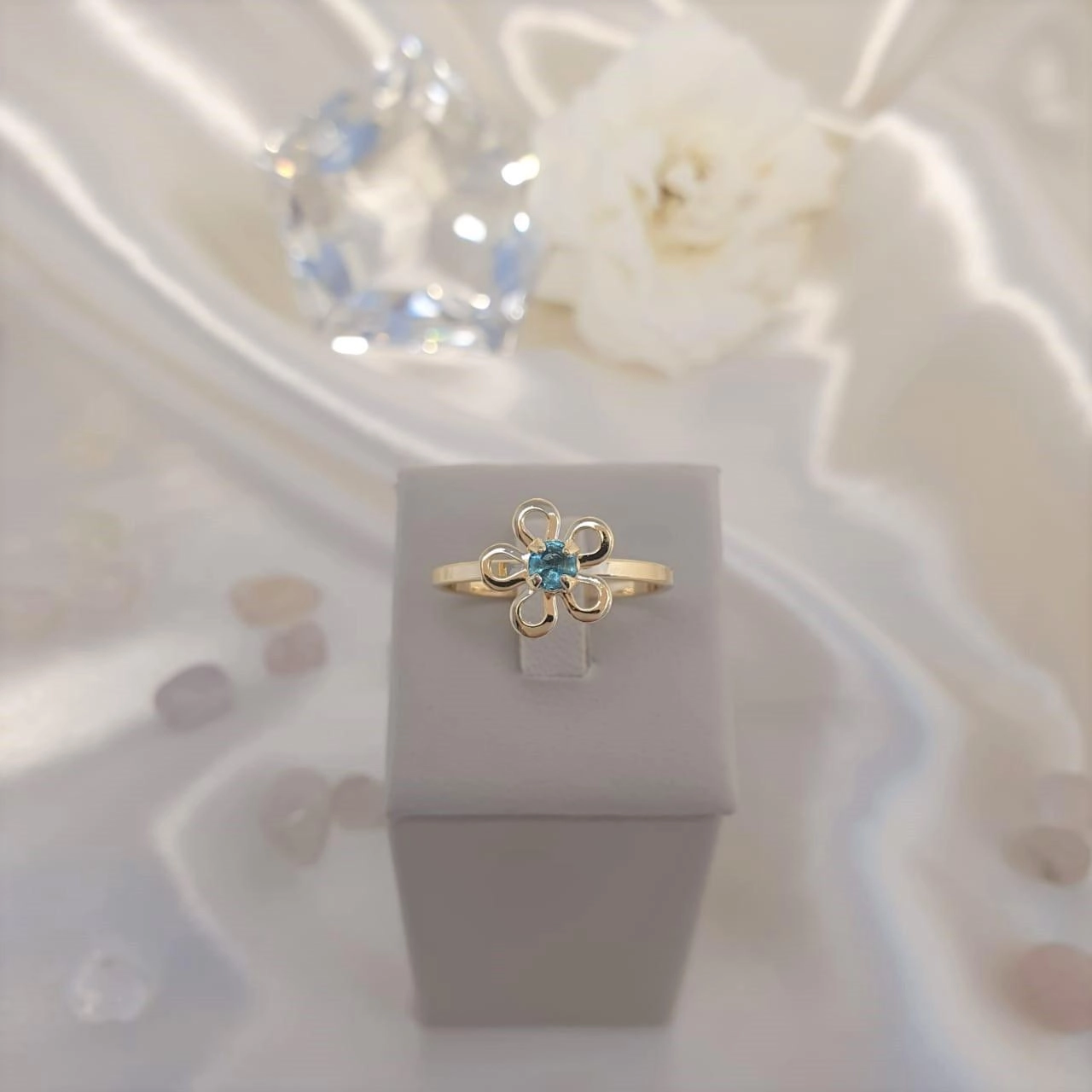 Anel com flor e cristal azul