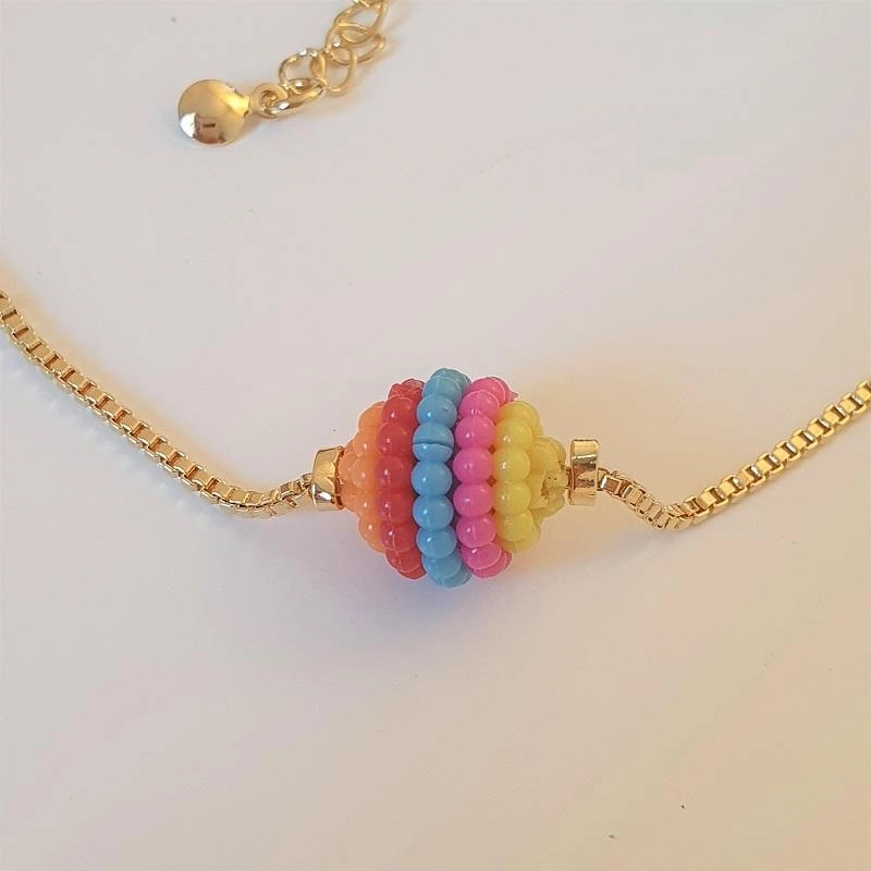 Pulseira com bola de miçangas coloridas