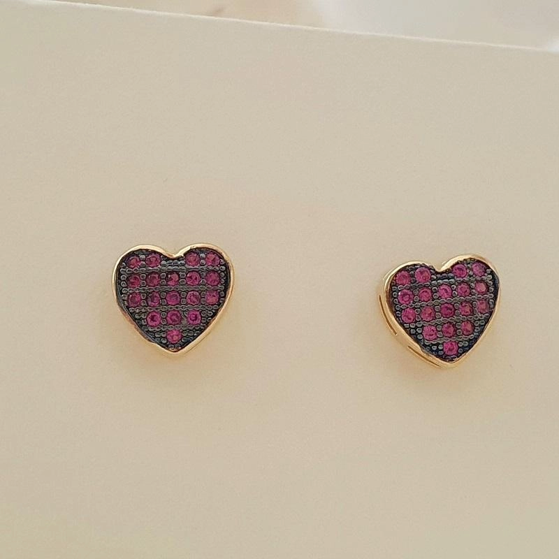 Brinco coração cravejado com zircônia rosa