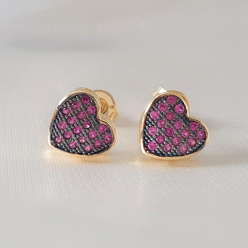 Brinco coração cravejado com zircônia rosa