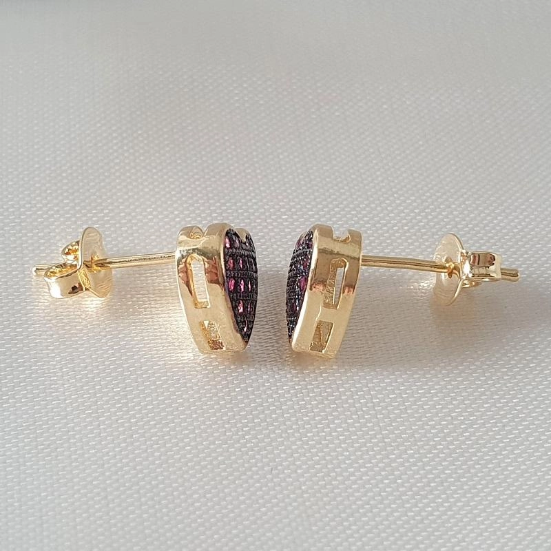Brinco coração cravejado com zircônia rosa