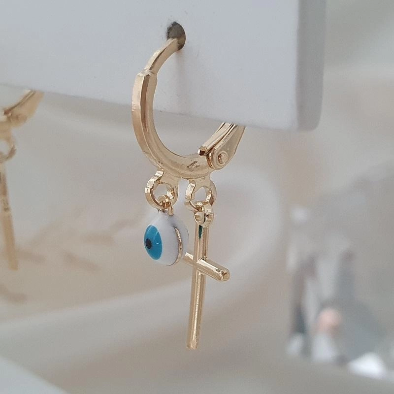 Argola com pingentes cruz e olho grego