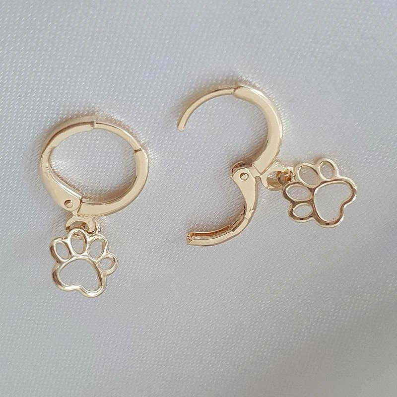 Brinco argola com pingente de patinha