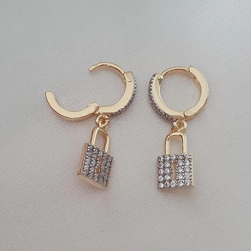 Brinco argola com pingente de cadeado cravejado