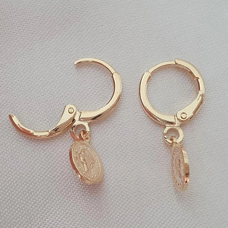 Brinco argola com pingente de moeda