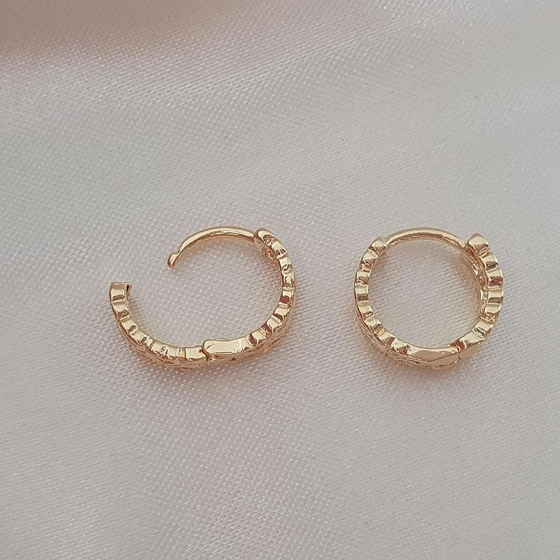 Brinco argola click com recortes vazados de corações