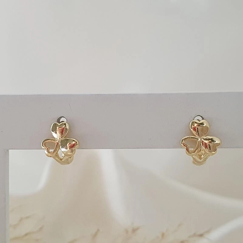 Brinco argola click com 3 corações