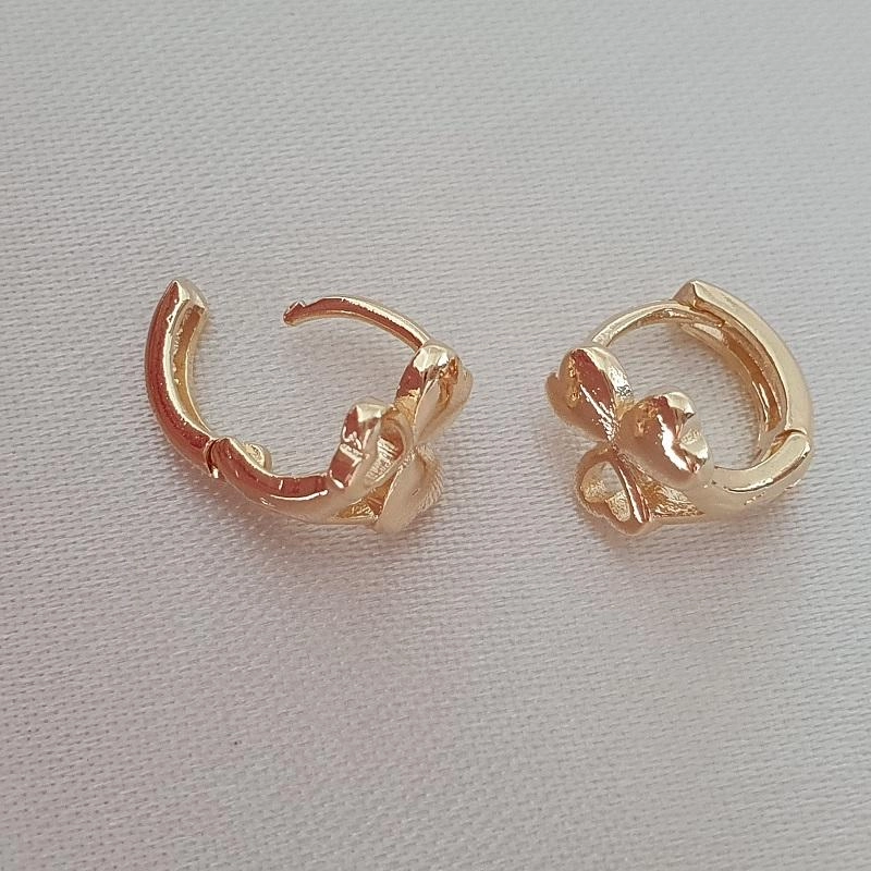 Brinco argola click com 3 corações