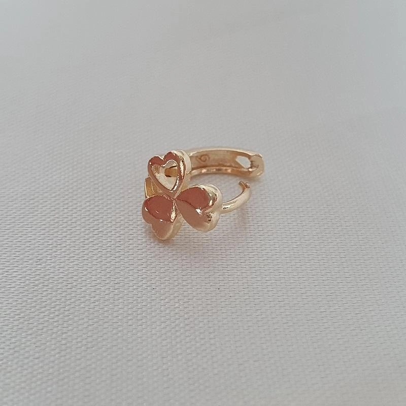 Brinco argola click com 3 corações