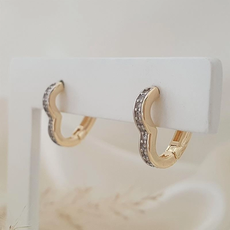 Brinco argola click em formato de coração cravejada com zircônia