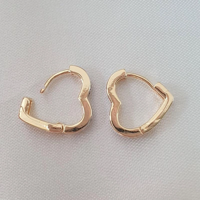 Brinco argola click em formato de coração cravejada com zircônia