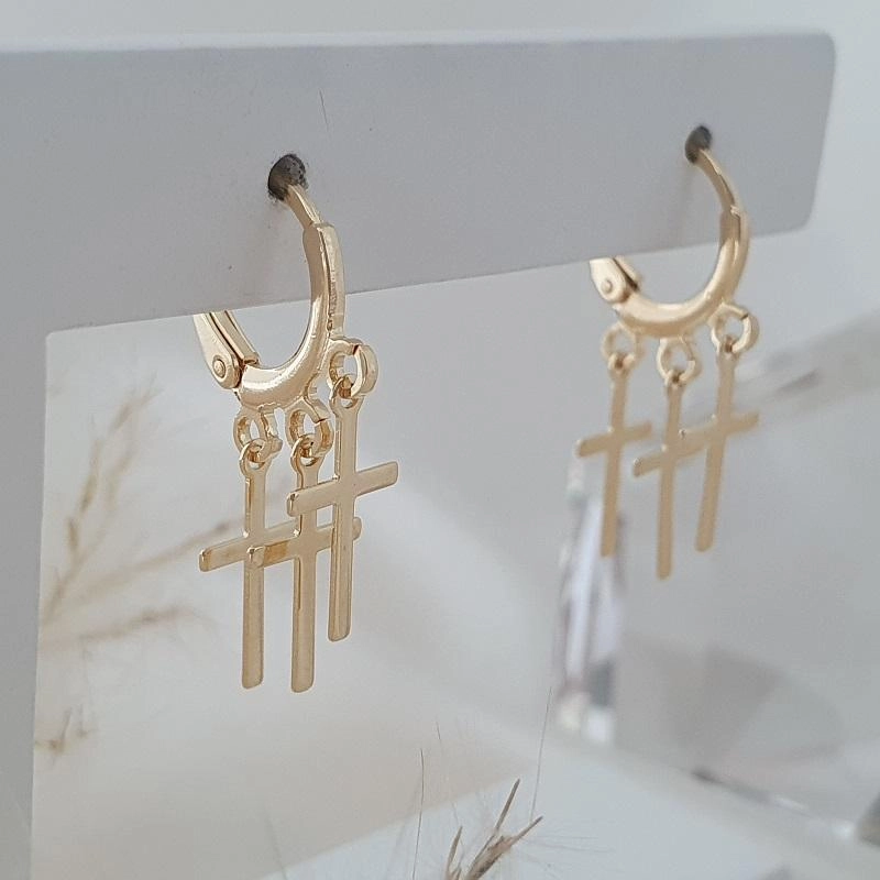 Brinco argola com pingentes de cruz