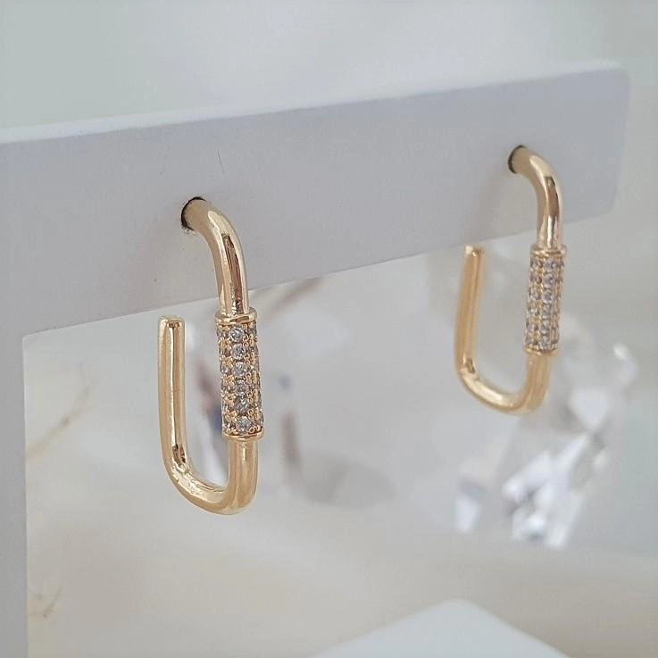Brinco argola com detalhe cravejado em zircônia