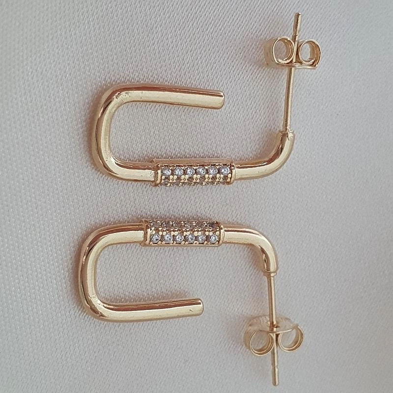 Brinco argola com detalhe cravejado em zircônia