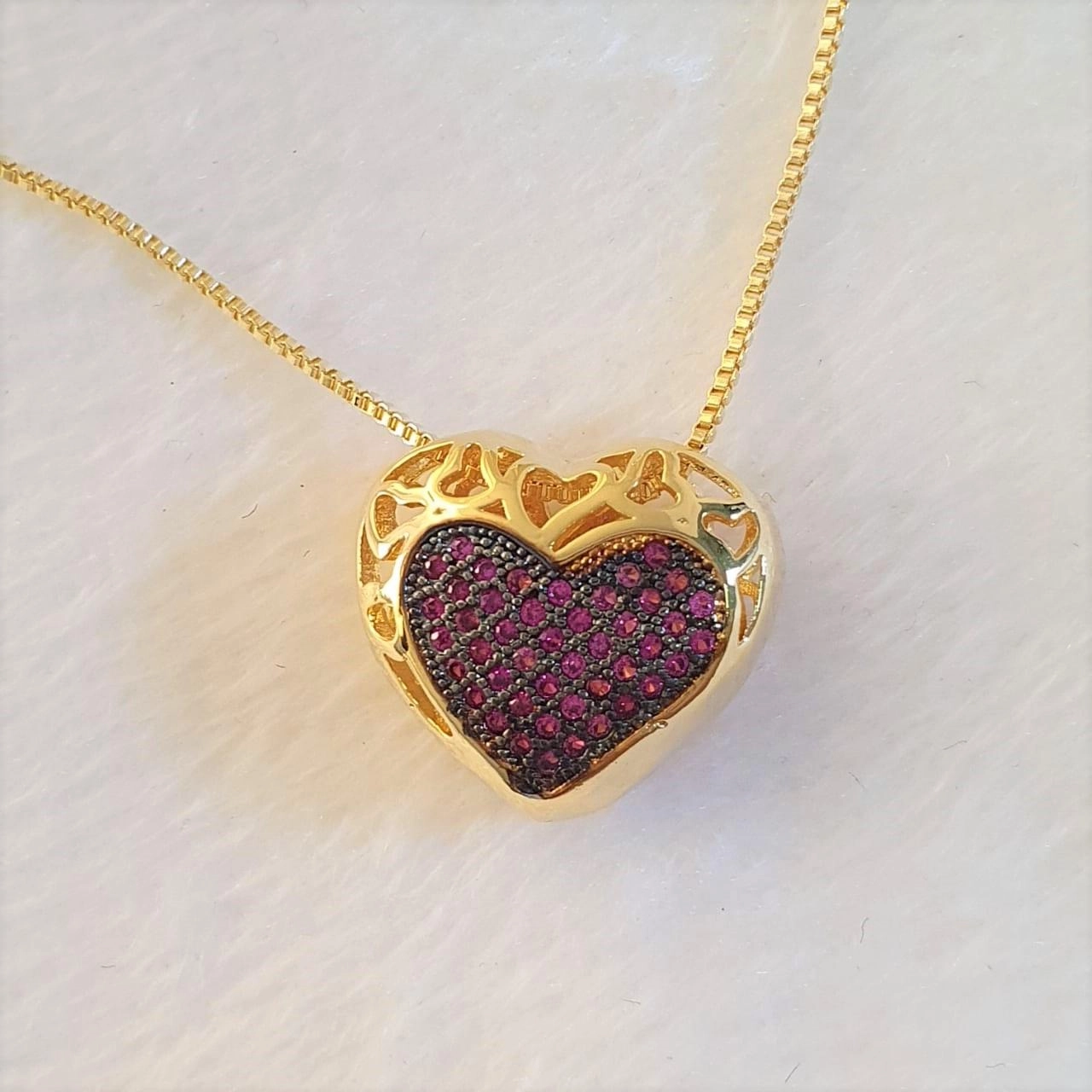 Colar com coração cravejado com zircônias rosas