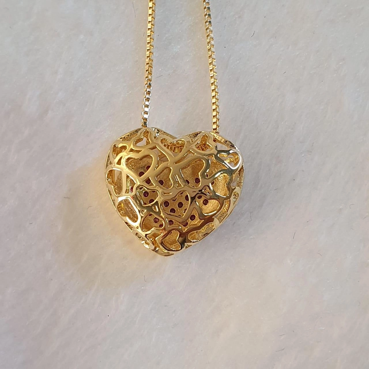 Colar com coração cravejado com zircônias rosas