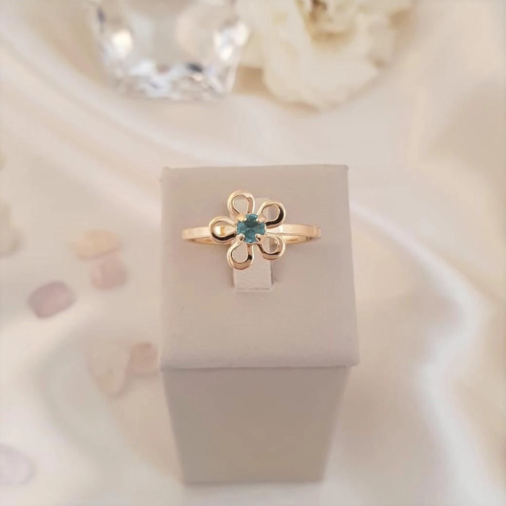 Anel com flor e cristal azul