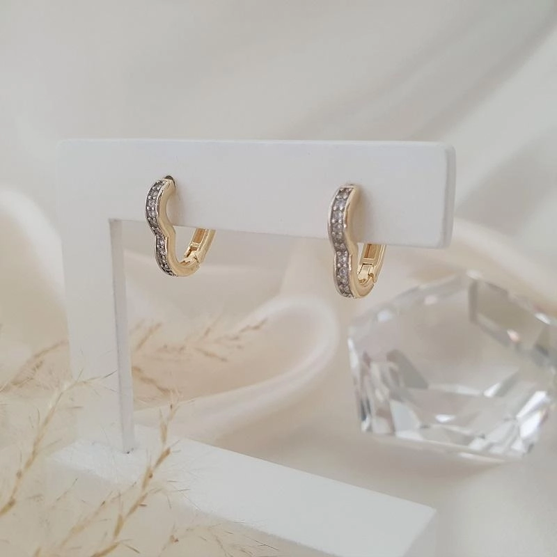 Brinco argola click em formato de coração cravejada com zircônia