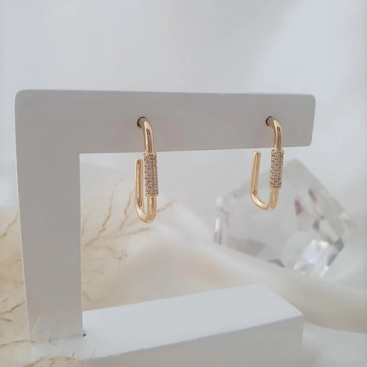 Brinco argola com detalhe cravejado em zircônia