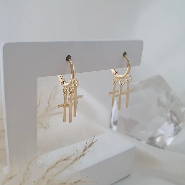 Brinco argola com pingentes de cruz