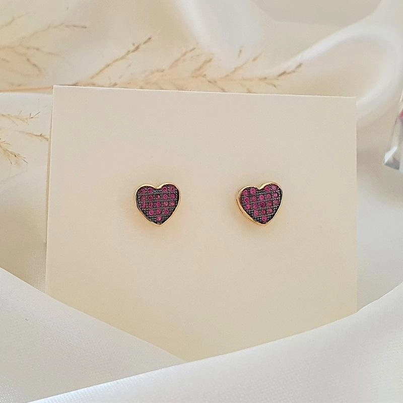 Brinco coração cravejado com zircônia rosa