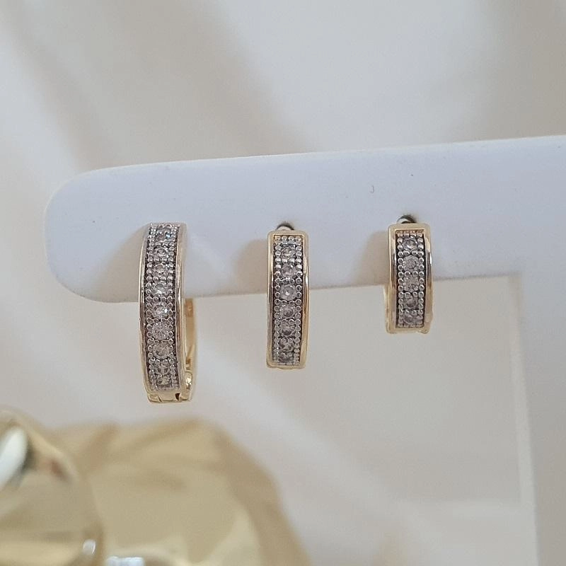 Brinco trio argola cravejada em zircônia