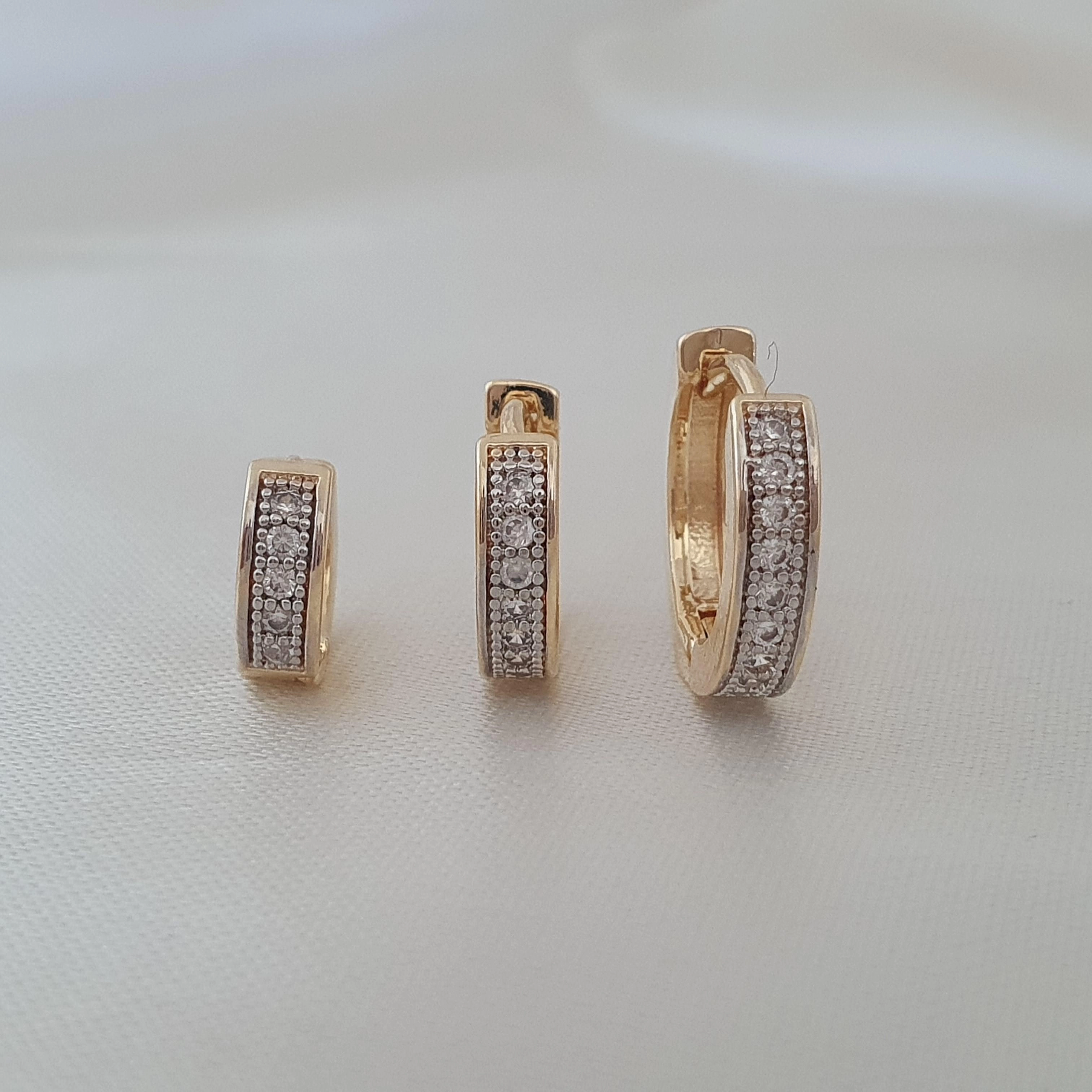 Brinco trio argola cravejada em zircônia