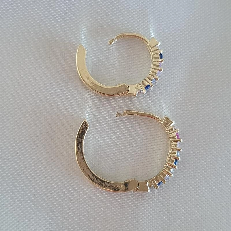 Brinco dupla de argola click com zircônias coloridas