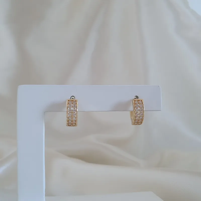 Brinco argola com zircônias
