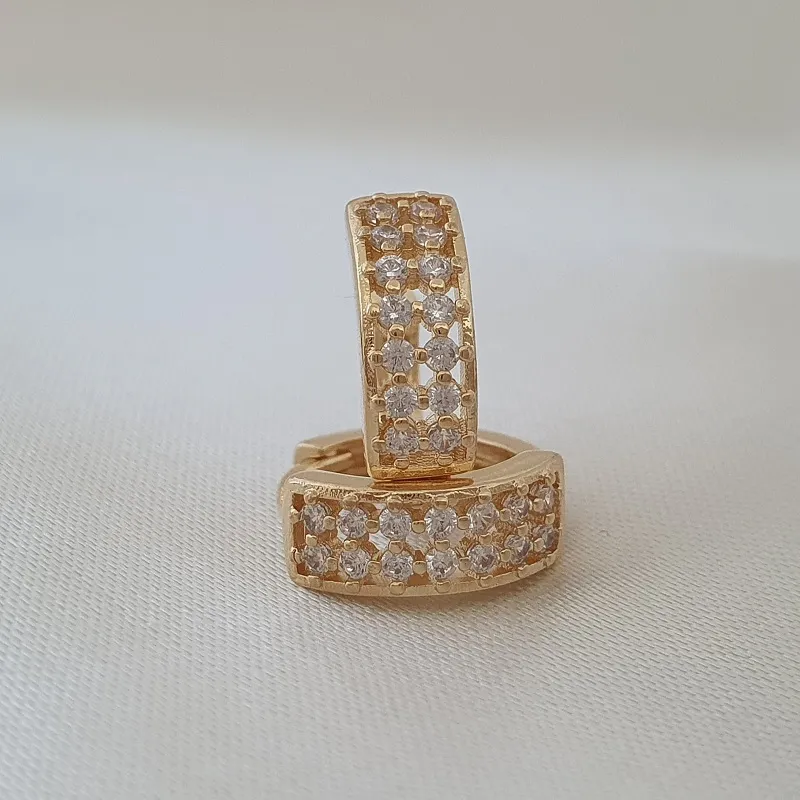Brinco argola com zircônias