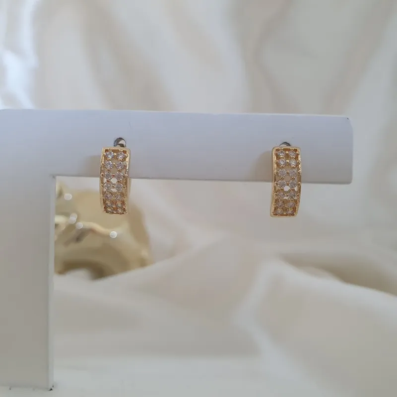Brinco argola com zircônias