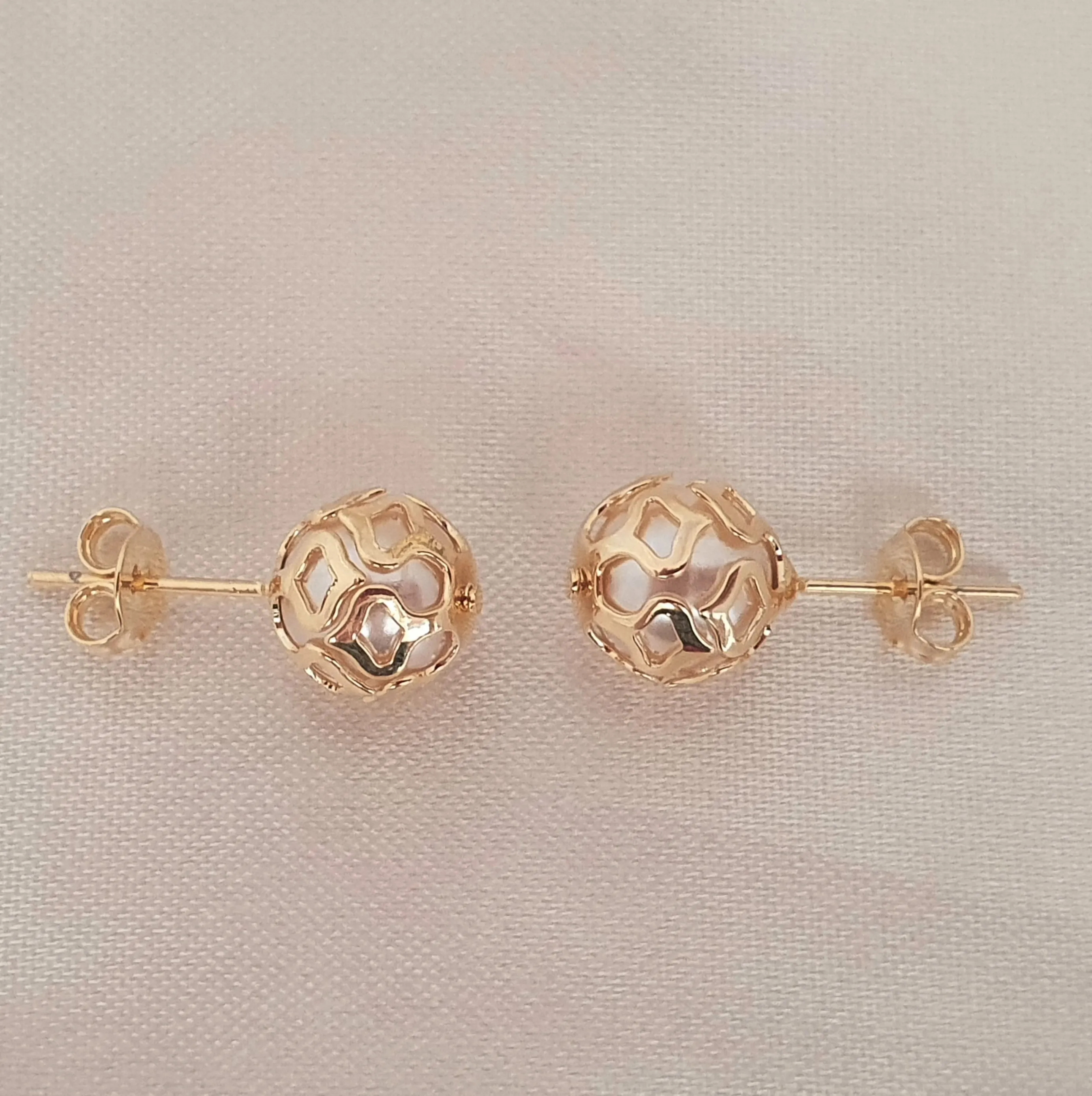 Brinco de pérola bola com detalhe dourado