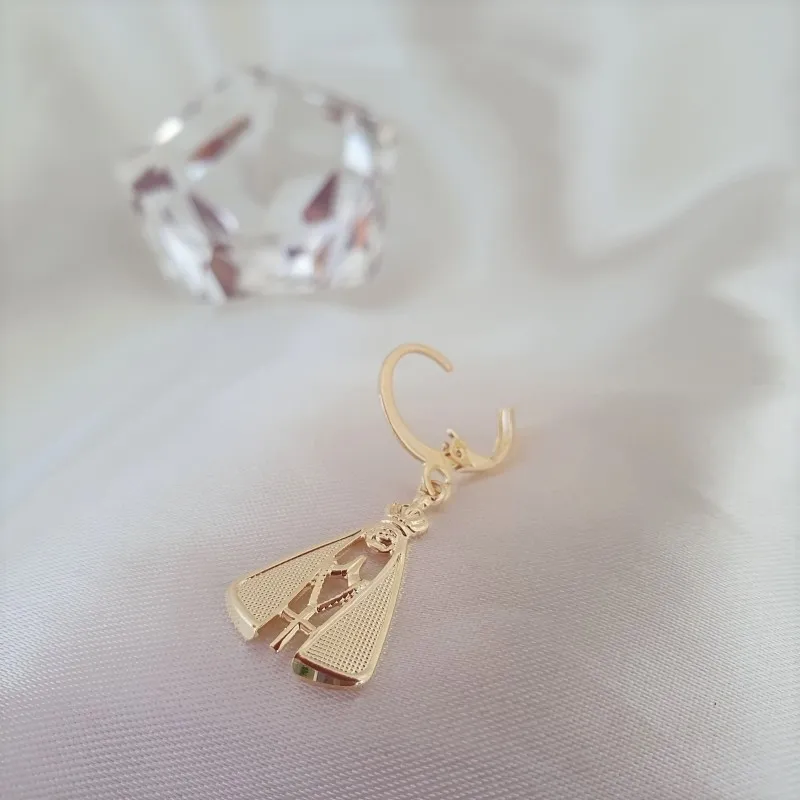 Brinco argola com pingente de Nossa Senhora