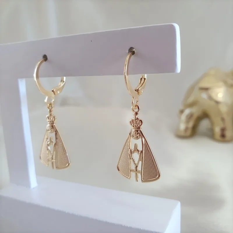 Brinco argola com pingente de Nossa Senhora