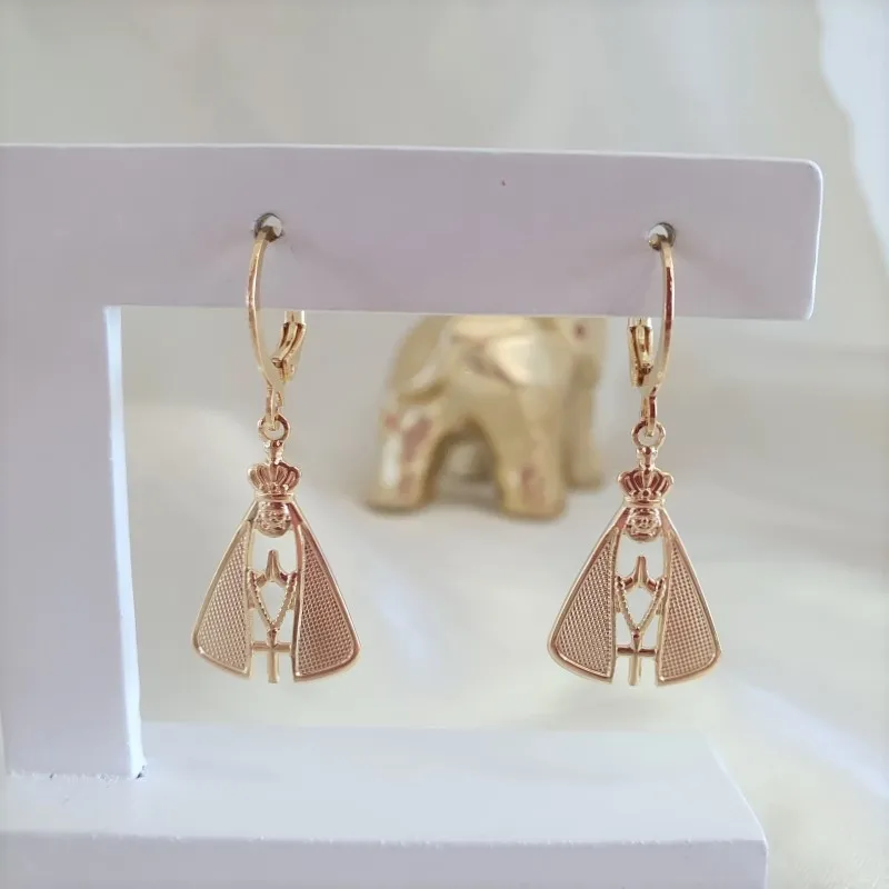 Brinco argola com pingente de Nossa Senhora