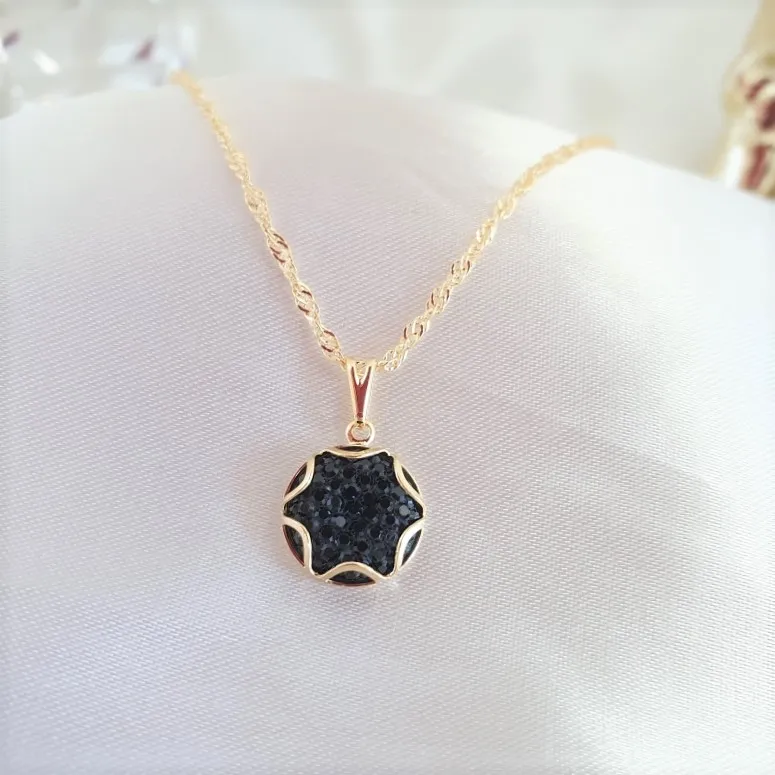 Colar com pedra drusa e detalhe estrela vazada
