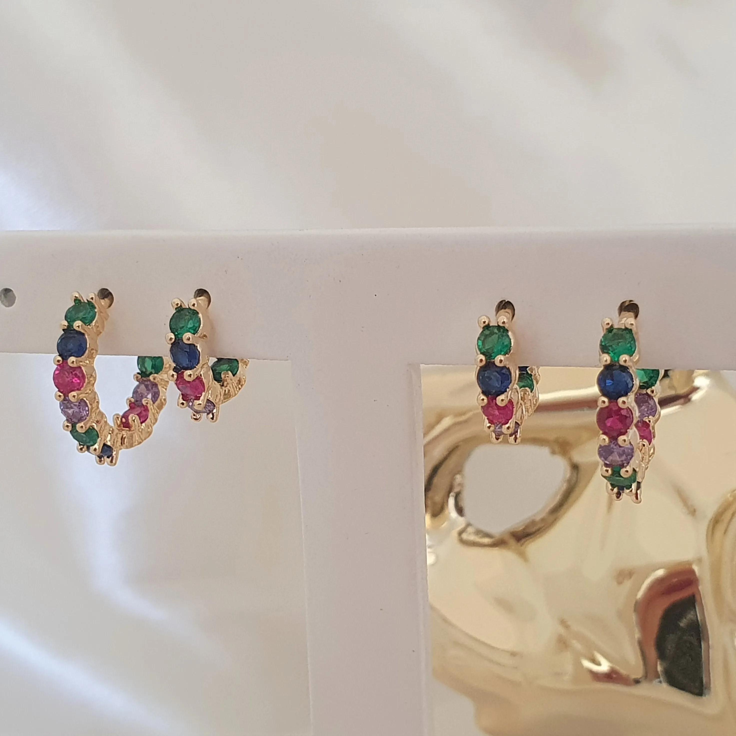 Dupla de brincos argola click com zircônias coloridas