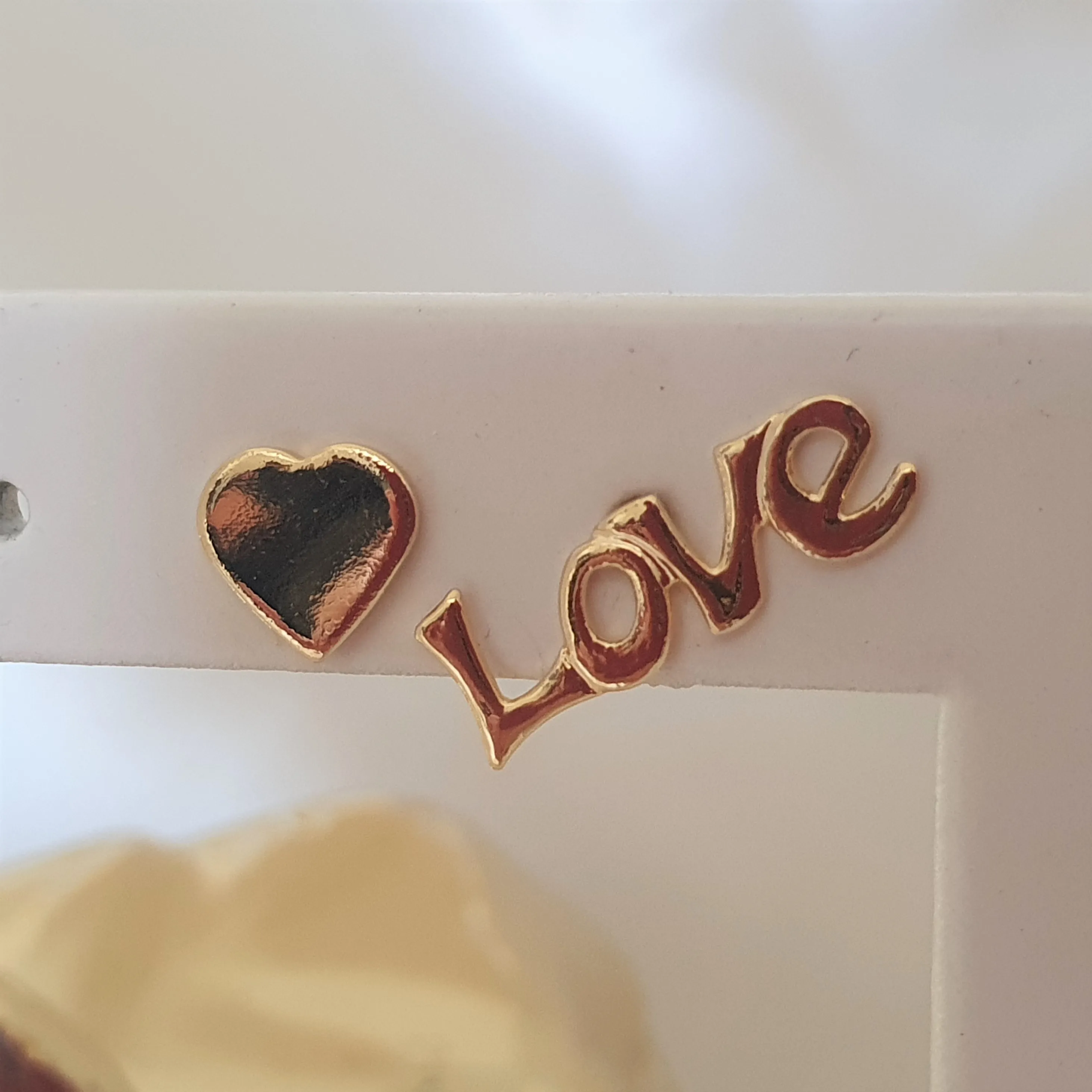 Dupla de brincos coração e love para primeiro e segundo furo