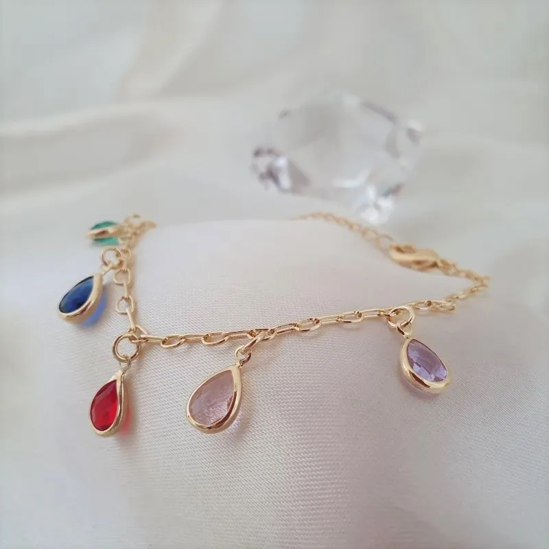Pulseira com pingentes coloridos em formato de gota