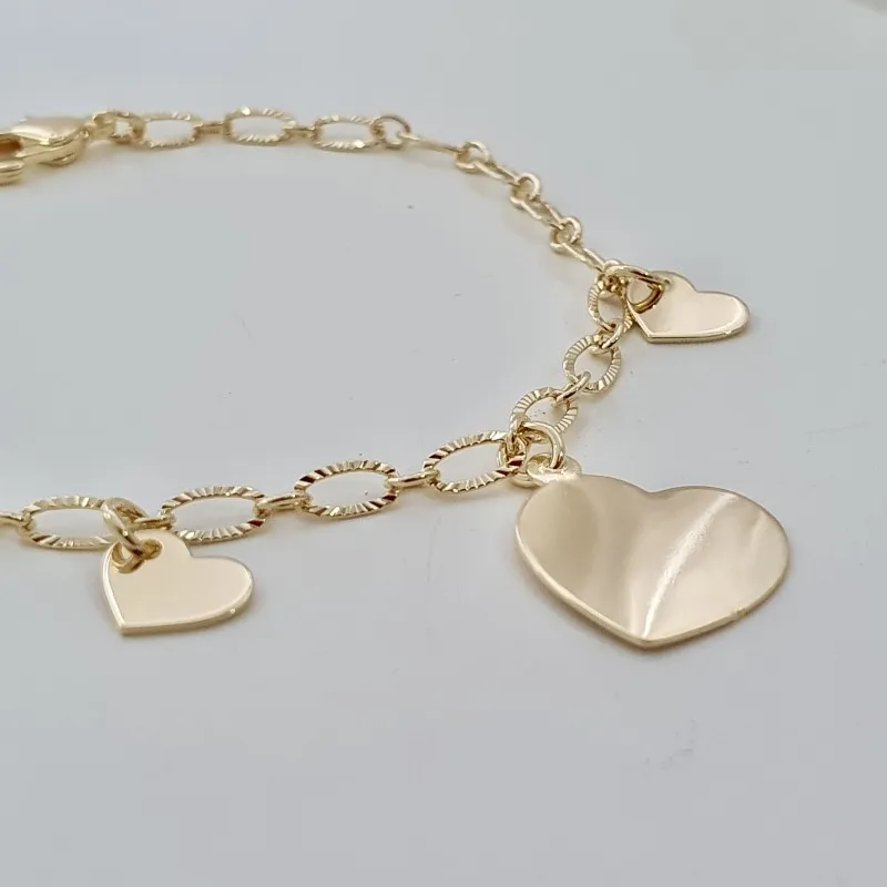 Pulseira com pingentes de corações