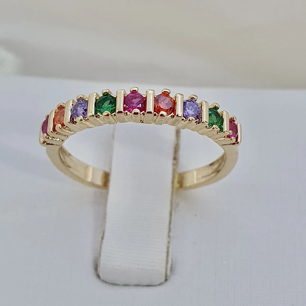 Anel aparador com zircônias coloridas