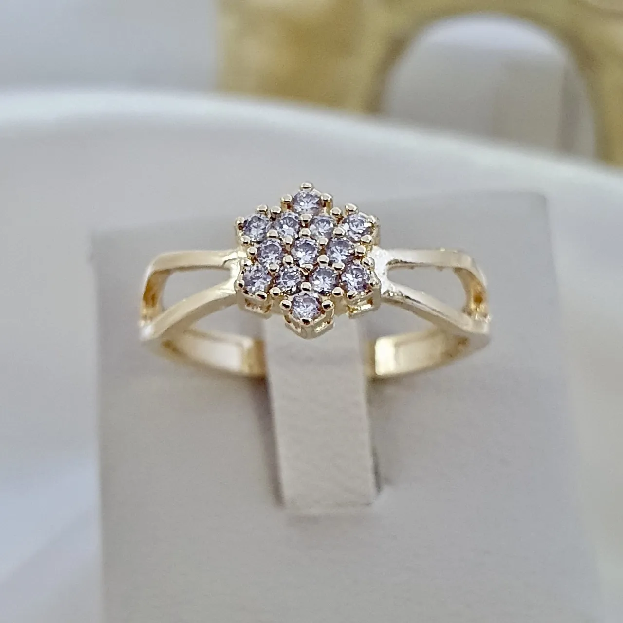 Anel flor de zircônia elo duplo