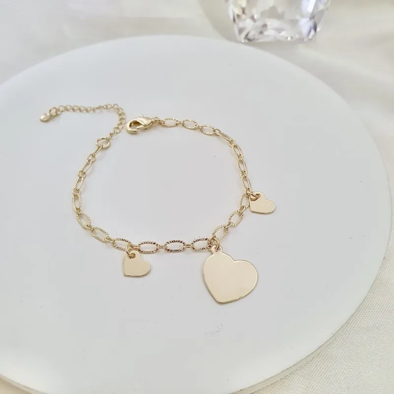 Pulseira com pingentes de corações